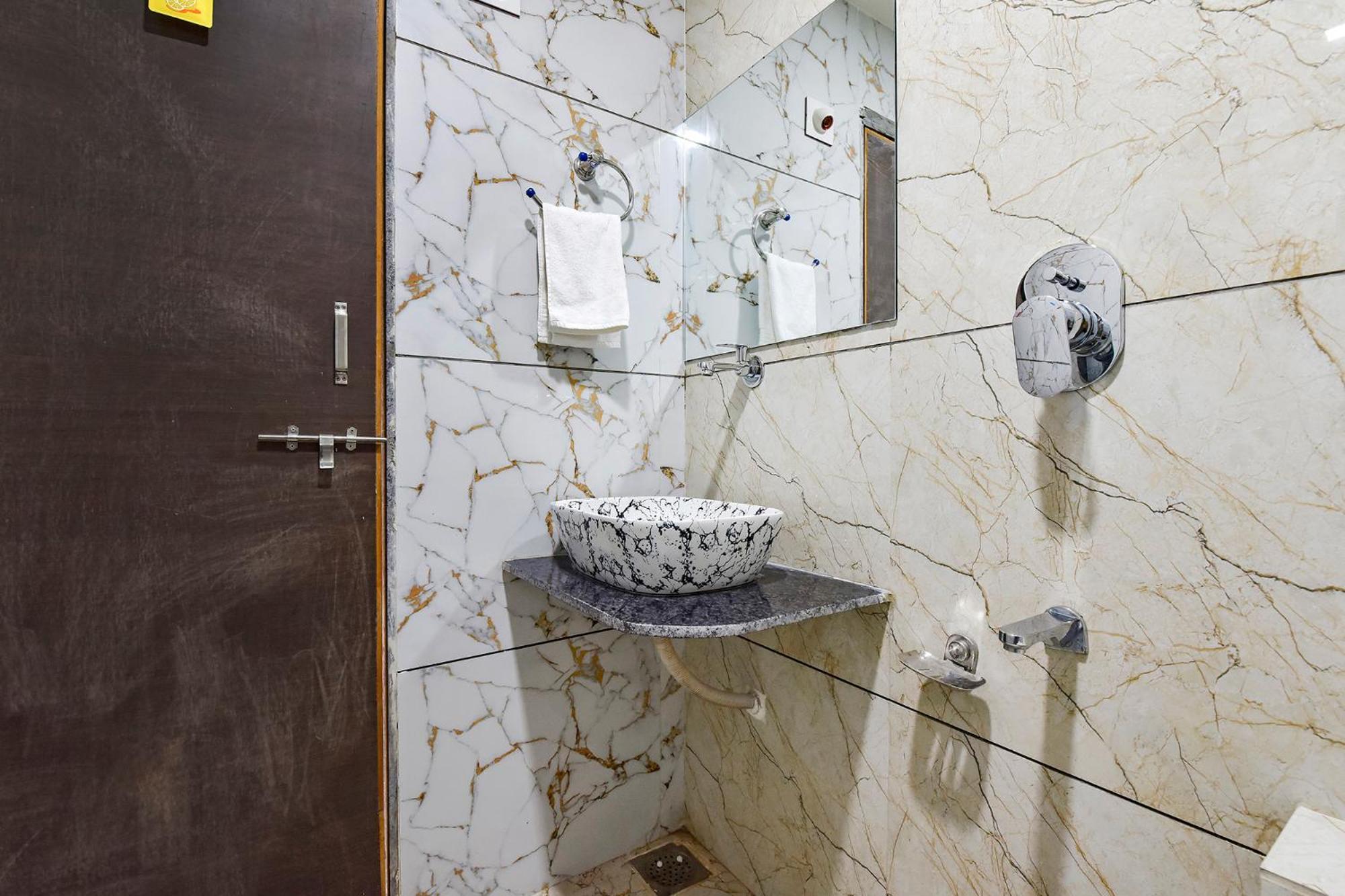 Fabhotel Symphony Grand Ahmedabad Eksteriør billede